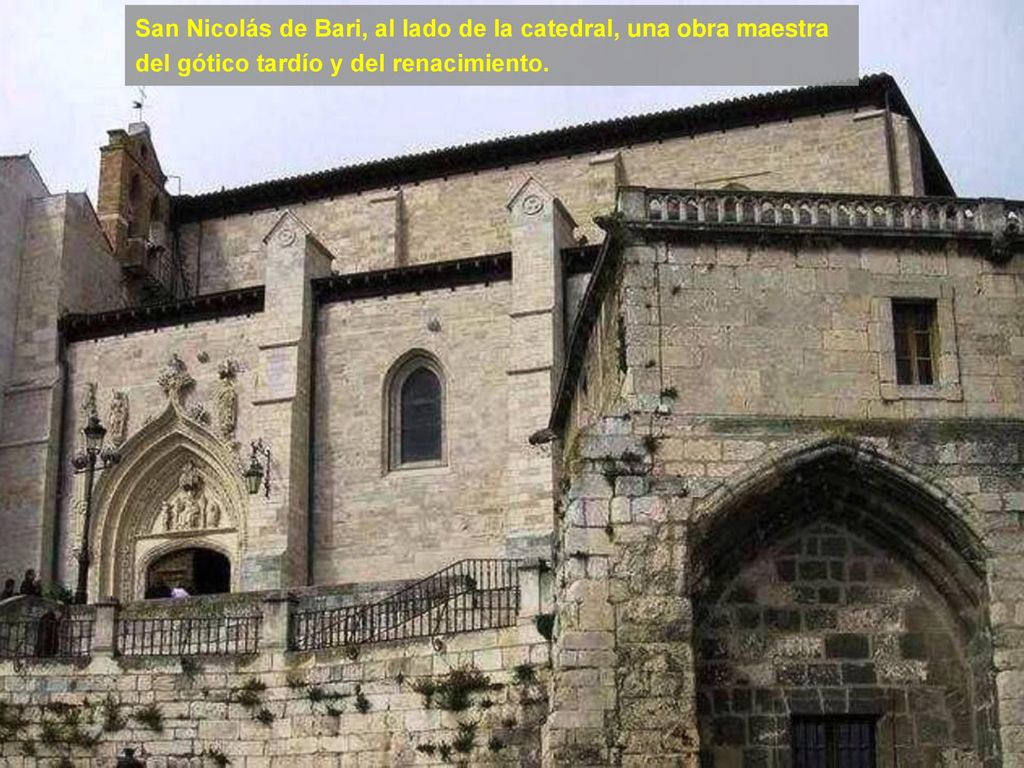 San Nicolás de Bari, al lado de la catedral, una obra maestra del gótico tardío y del renacimiento.