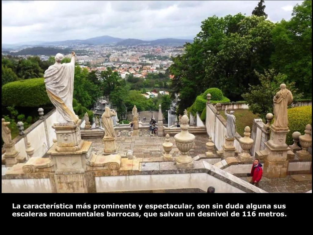 La característica más prominente y espectacular, son sin duda alguna sus escaleras monumentales barrocas, que salvan un desnivel de 116 metros.