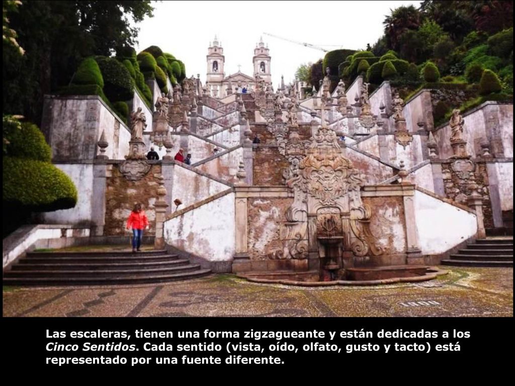 Las escaleras, tienen una forma zigzagueante y están dedicadas a los Cinco Sentidos.
