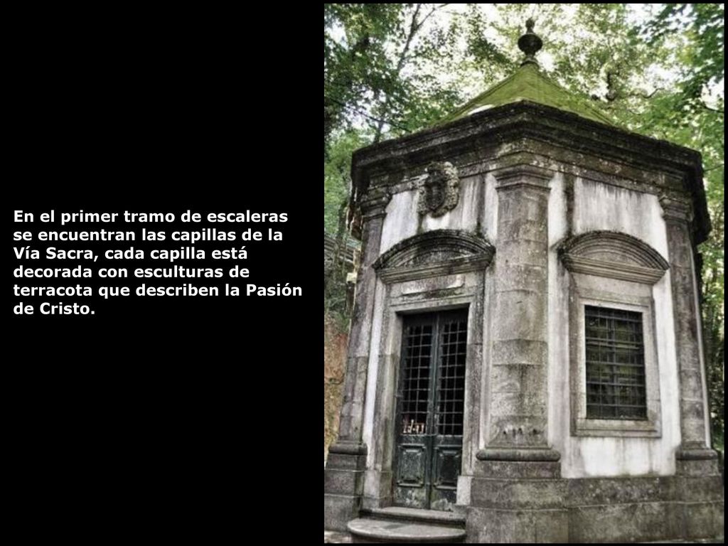 En el primer tramo de escaleras se encuentran las capillas de la Vía Sacra, cada capilla está decorada con esculturas de terracota que describen la Pasión de Cristo.