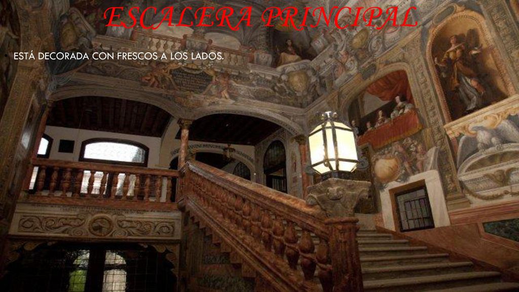 Escalera Principal Está decorada con frescos a los lados.