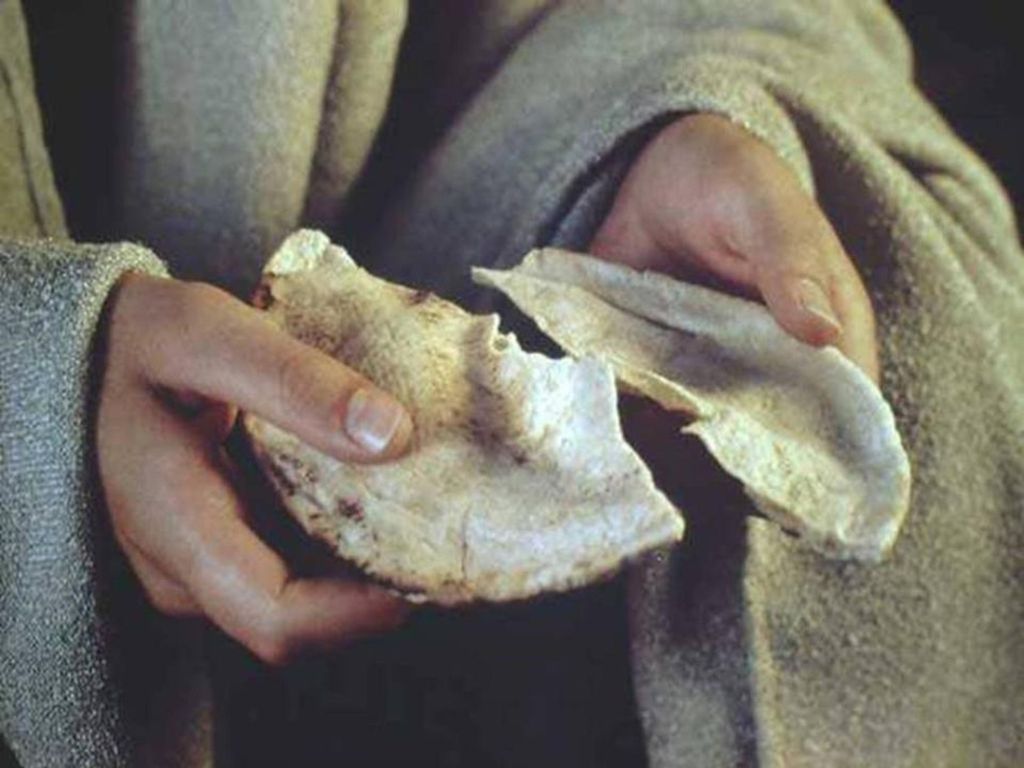 28.- En segundo lugar, podemos ayudar con gestos de caridad, llegando tanto a las personas cercanas como a las lejanas, gracias a los numerosos organismos de caridad de la Iglesia.