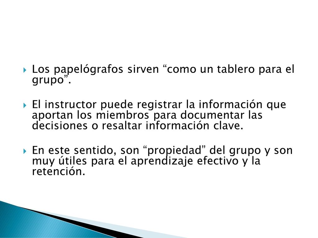 Los papelógrafos sirven como un tablero para el grupo .