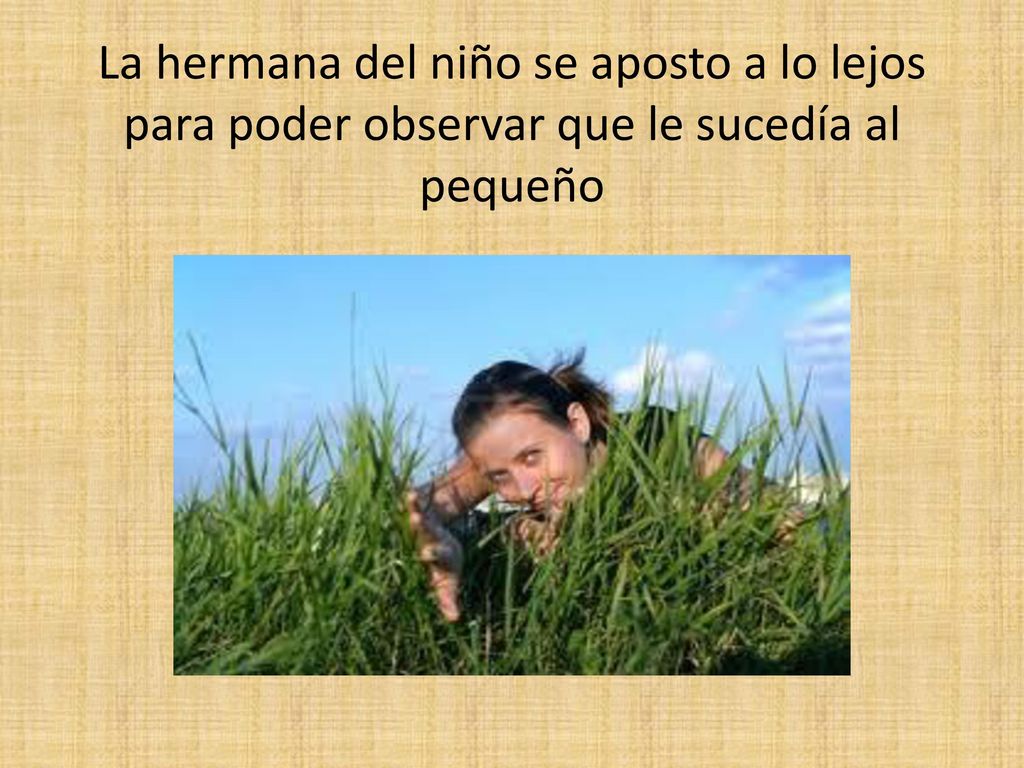 La hermana del niño se aposto a lo lejos para poder observar que le sucedía al pequeño