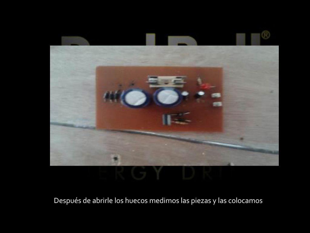 Después de abrirle los huecos medimos las piezas y las colocamos