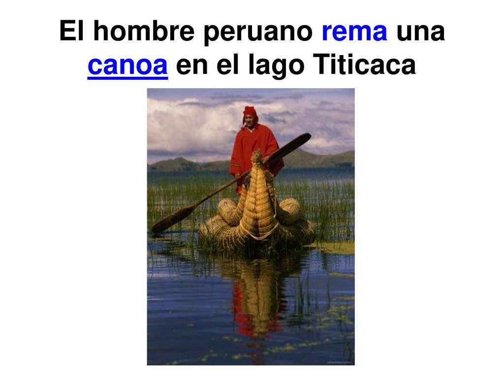 El hombre peruano rema una canoa en el lago Titicaca