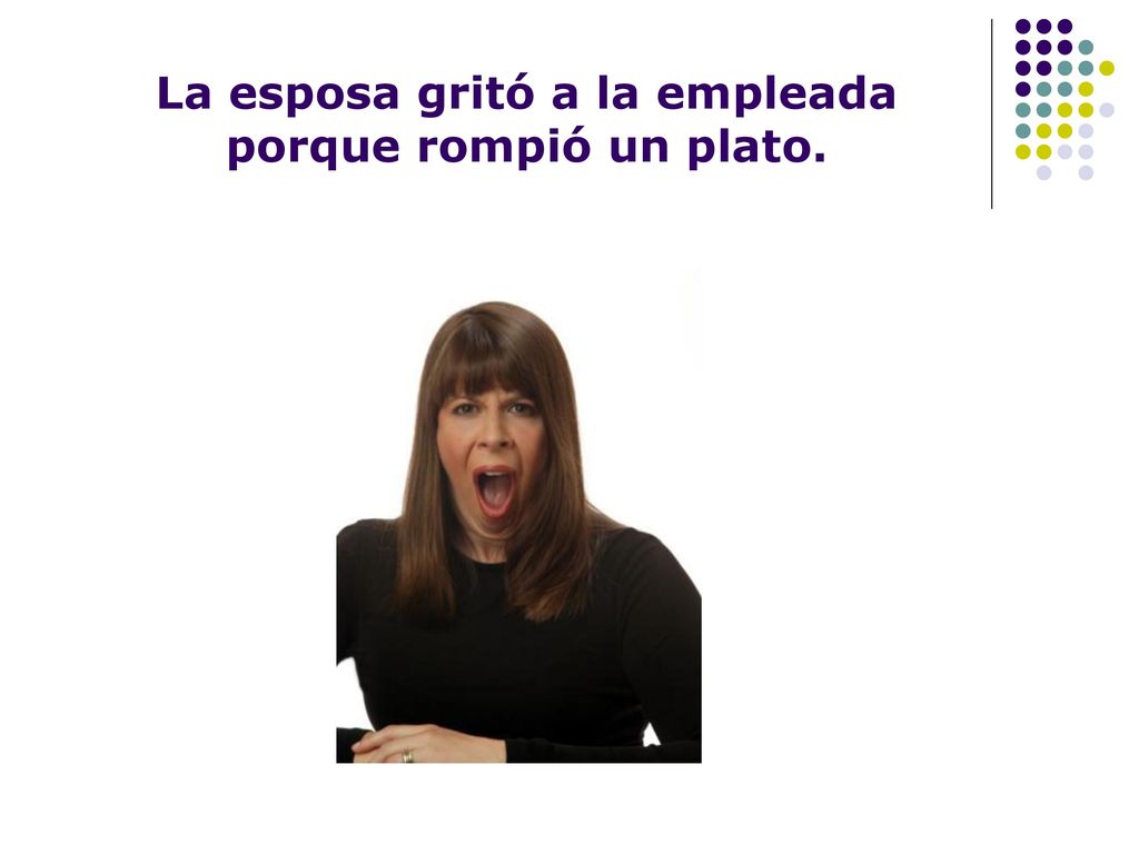 La esposa gritó a la empleada porque rompió un plato.
