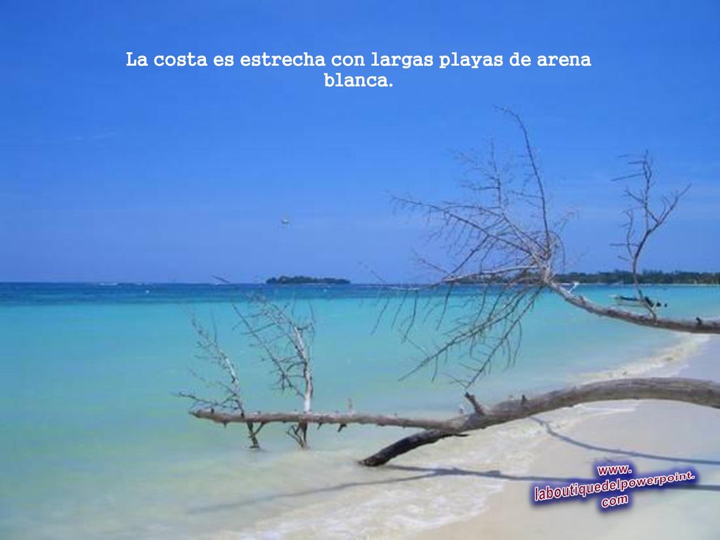 La costa es estrecha con largas playas de arena blanca.