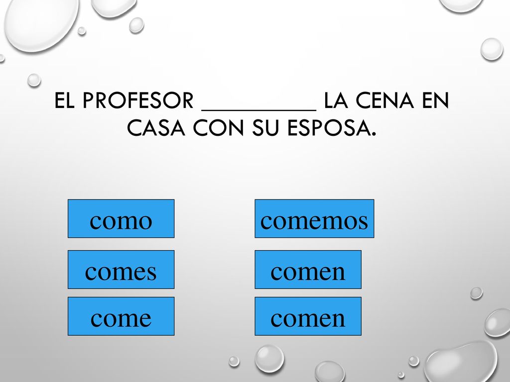 El profesor _________ la cena en casa con su esposa.
