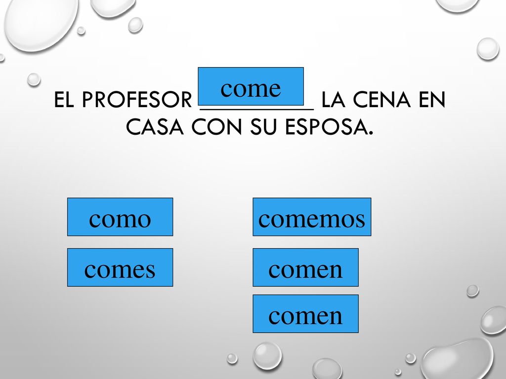 El profesor _________ la cena en casa con su esposa.
