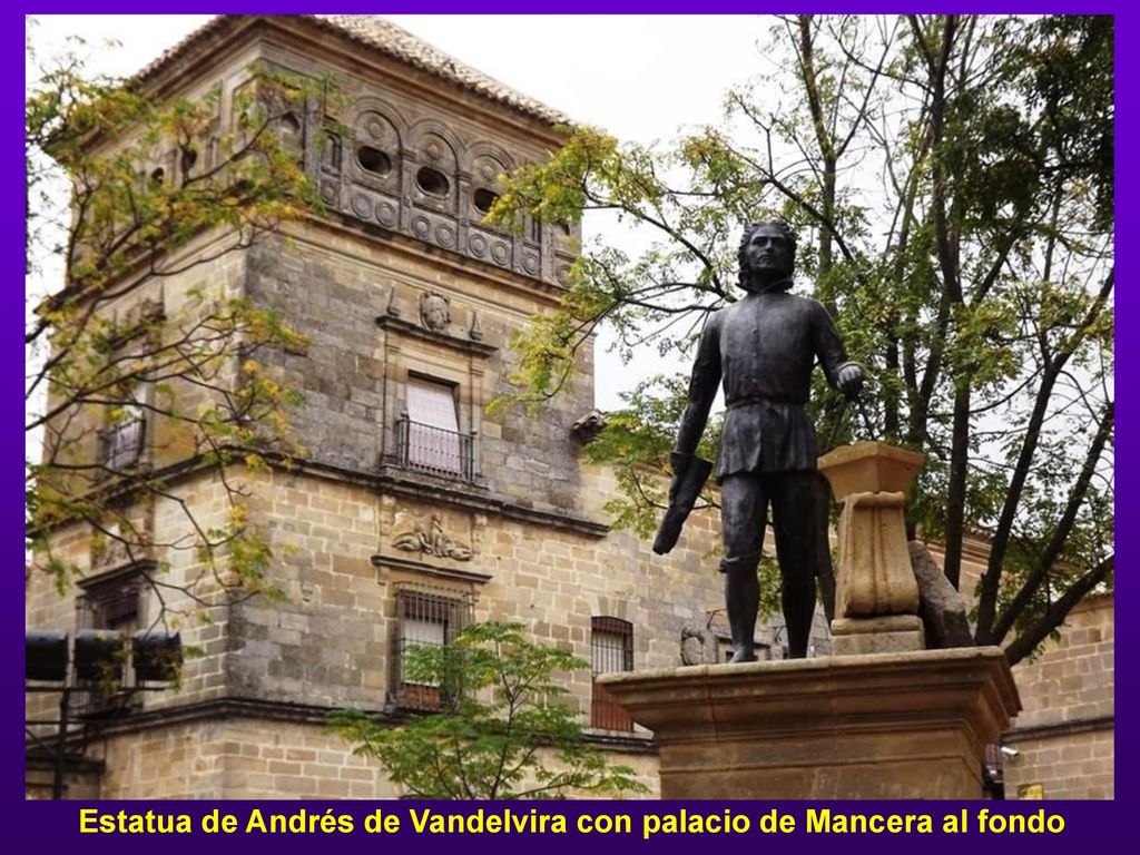 Estatua de Andrés de Vandelvira con palacio de Mancera al fondo