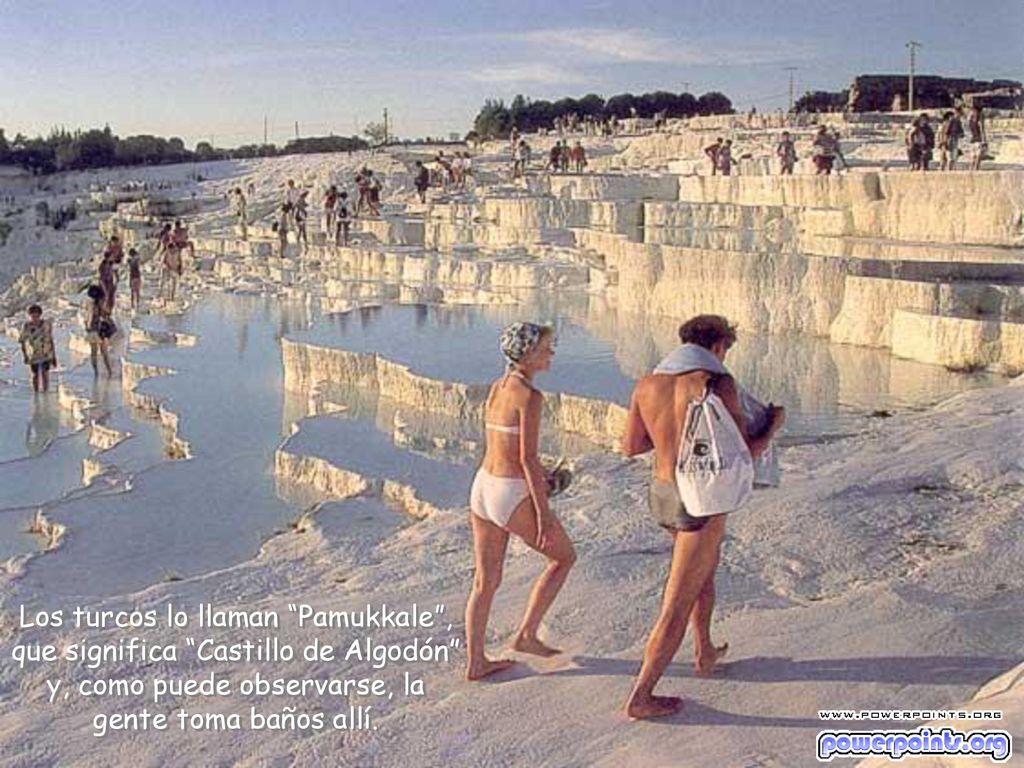 Los turcos lo llaman Pamukkale , que significa Castillo de Algodón y, como puede observarse, la gente toma baños allí.