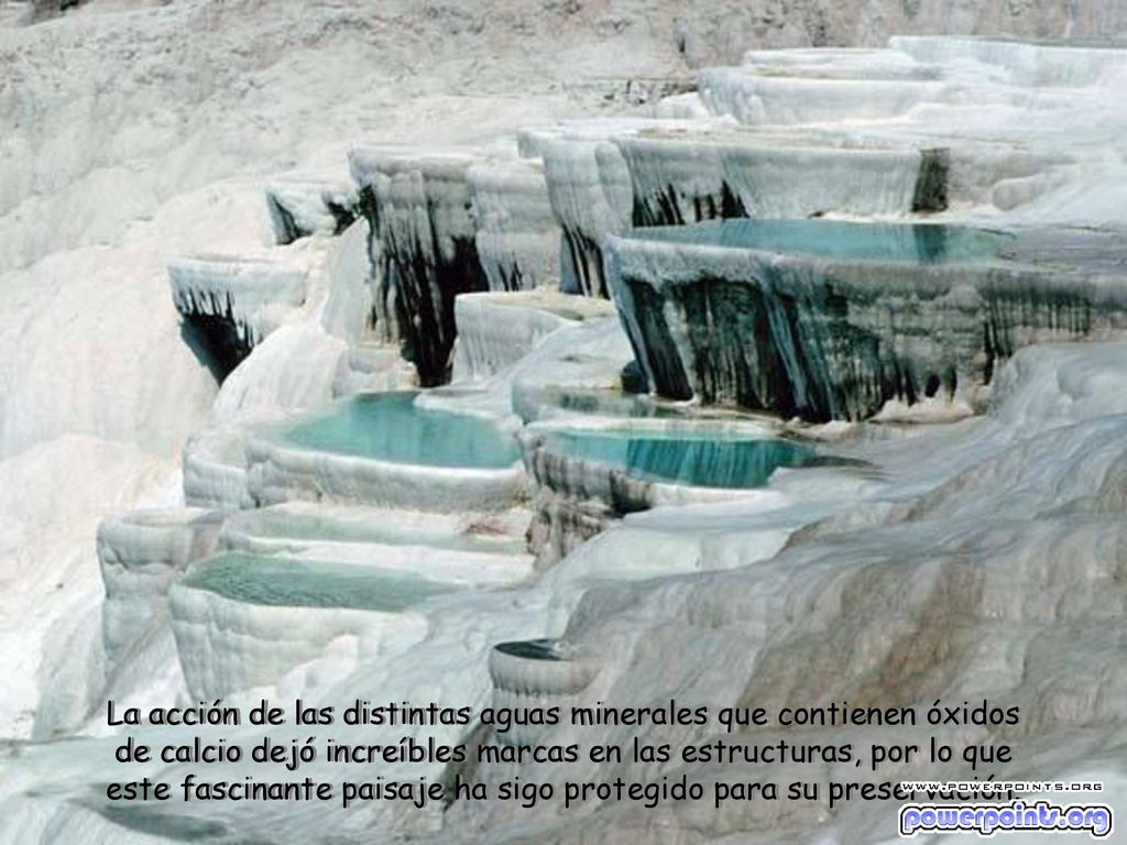 La acción de las distintas aguas minerales que contienen óxidos de calcio dejó increíbles marcas en las estructuras, por lo que este fascinante paisaje ha sigo protegido para su preservación.