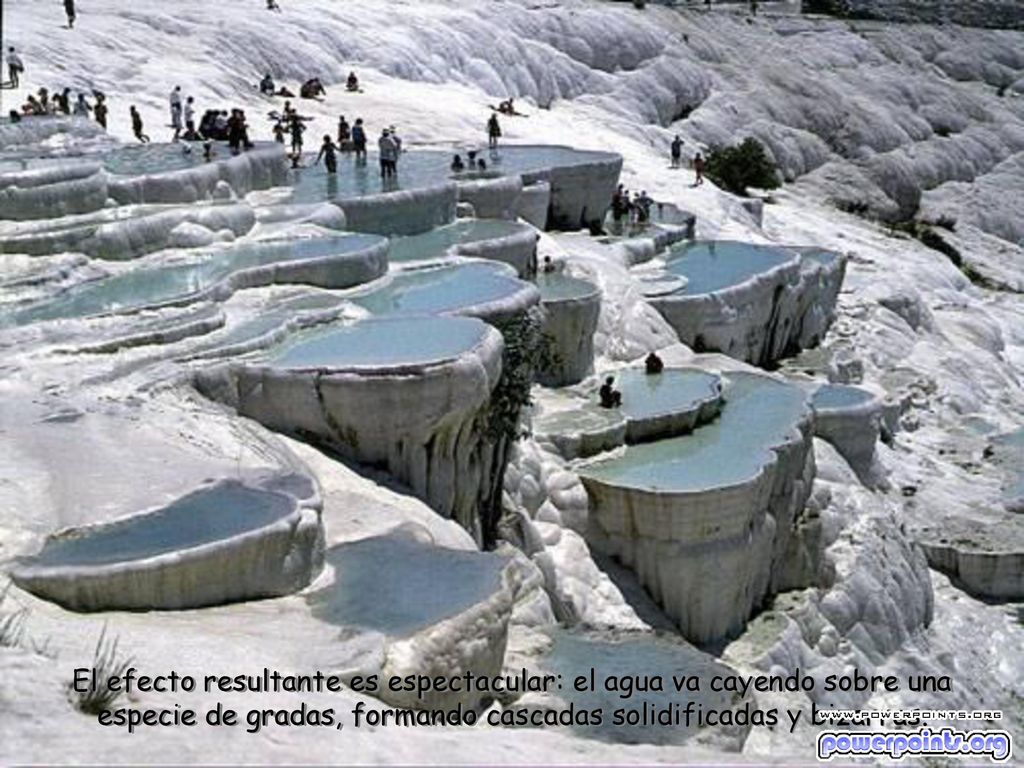 El efecto resultante es espectacular: el agua va cayendo sobre una especie de gradas, formando cascadas solidificadas y bizarras.