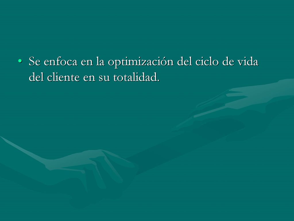 Se enfoca en la optimización del ciclo de vida del cliente en su totalidad.