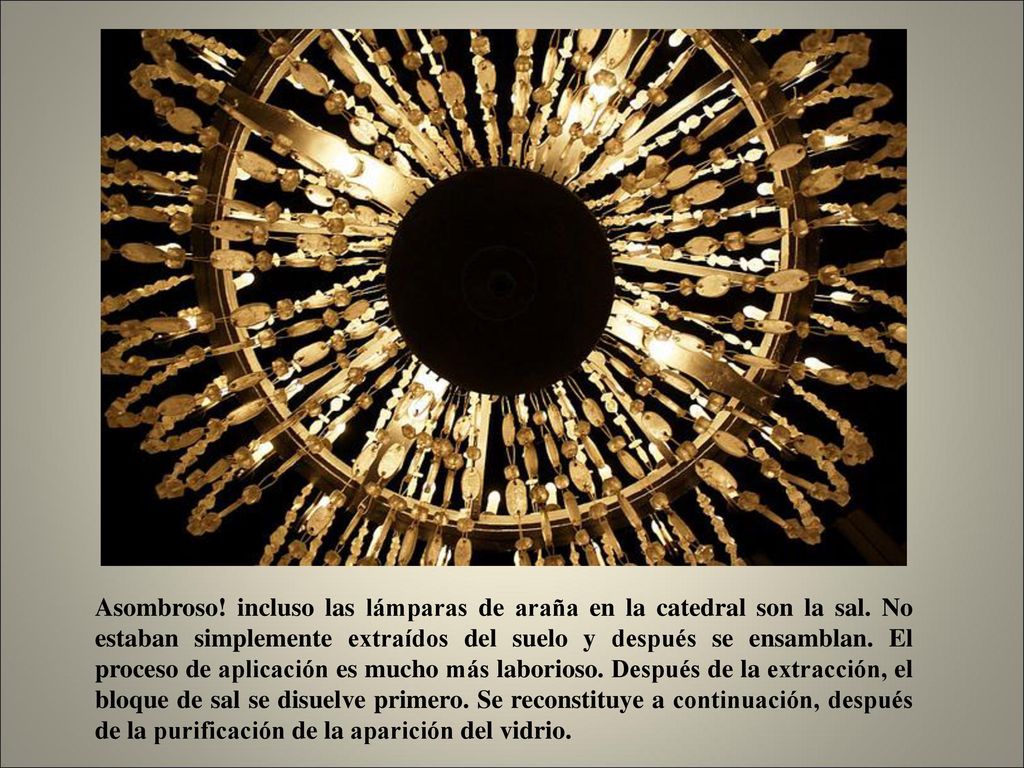 Asombroso. incluso las lámparas de araña en la catedral son la sal