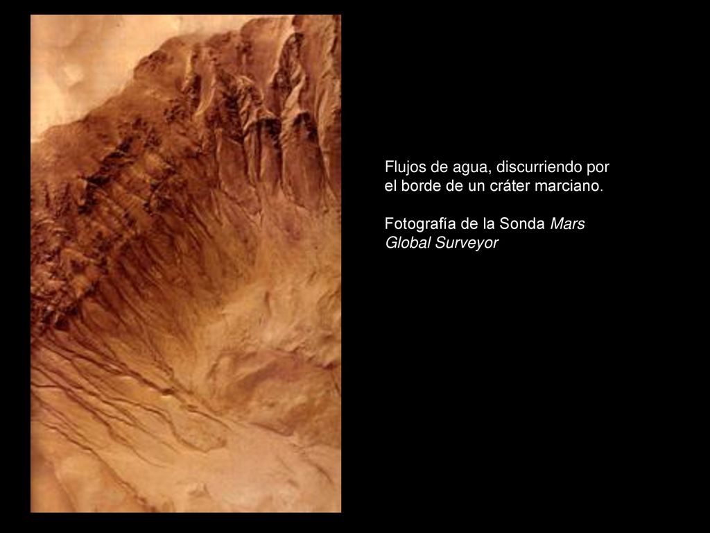 Flujos de agua, discurriendo por el borde de un cráter marciano.