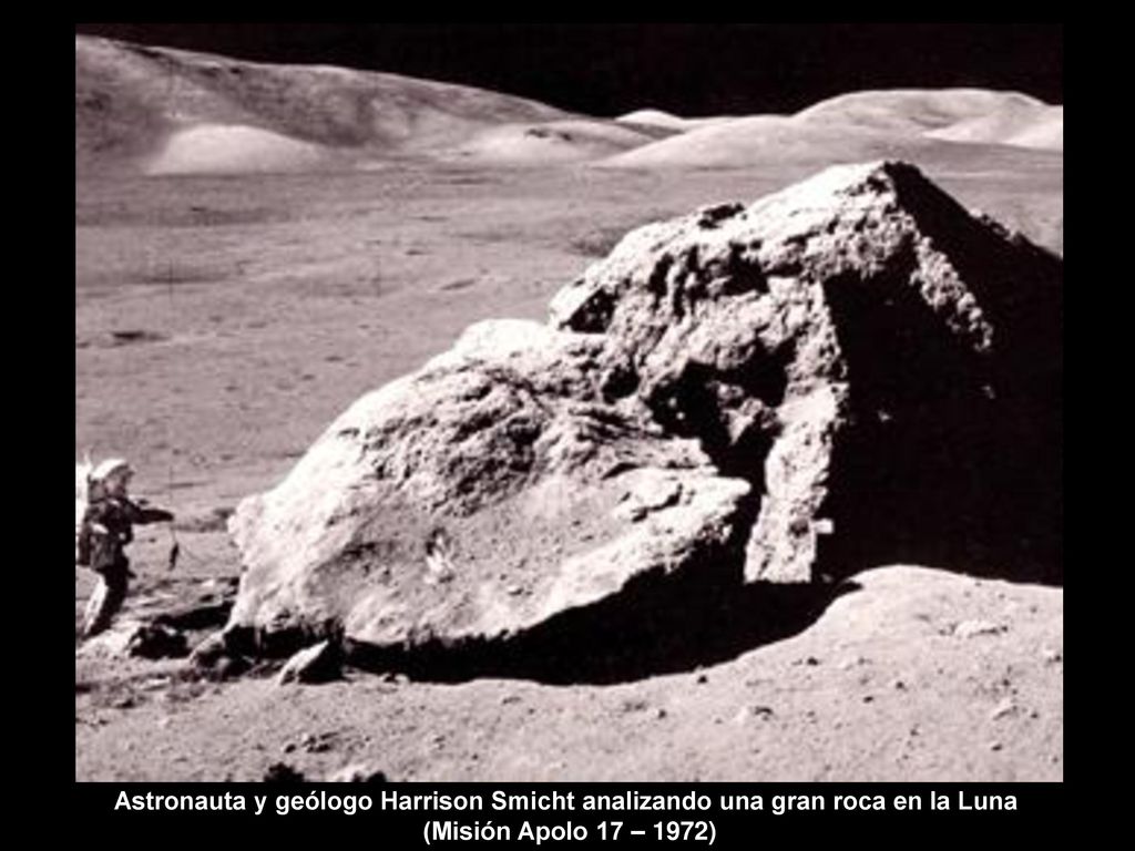 Astronauta y geólogo Harrison Smicht analizando una gran roca en la Luna