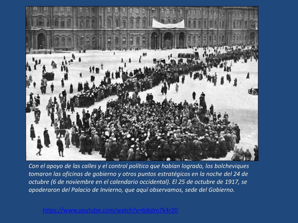 Con el apoyo de las calles y el control político que habían logrado, los bolcheviques tomaron las oficinas de gobierno y otros puntos estratégicos en la noche del 24 de octubre (6 de noviembre en el calendario occidental). El 25 de octubre de 1917, se apoderaron del Palacio de Invierno, que aquí observamos, sede del Gobierno.