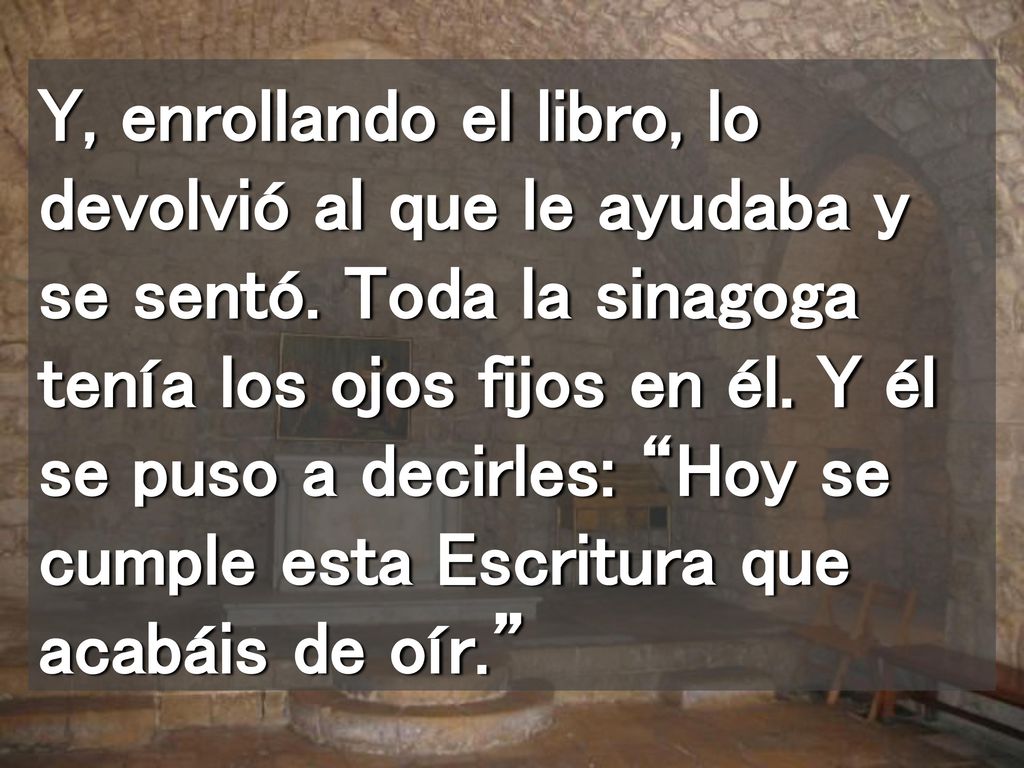 Y, enrollando el libro, lo devolvió al que le ayudaba y se sentó