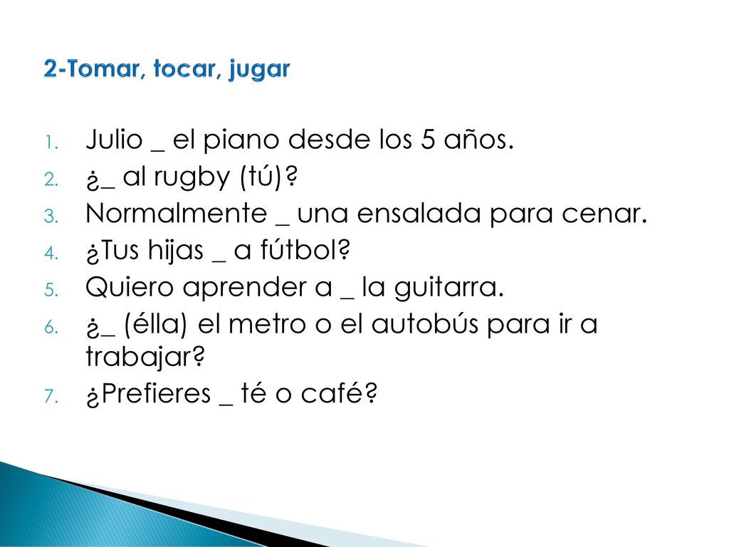 Julio _ el piano desde los 5 años. ¿_ al rugby (tú)