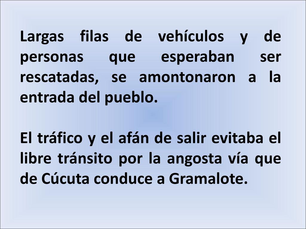 Largas filas de vehículos y de personas que esperaban ser rescatadas, se amontonaron a la entrada del pueblo.