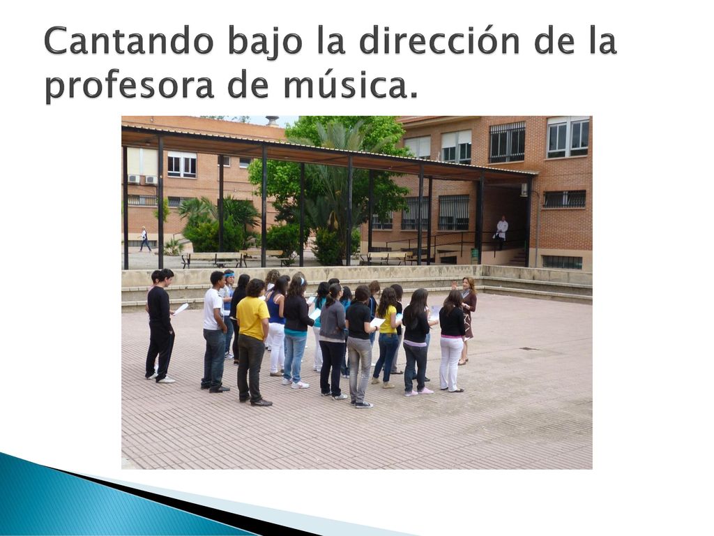 Cantando bajo la dirección de la profesora de música.