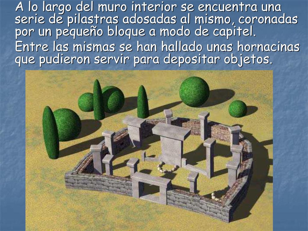 A lo largo del muro interior se encuentra una serie de pilastras adosadas al mismo, coronadas por un pequeño bloque a modo de capitel.
