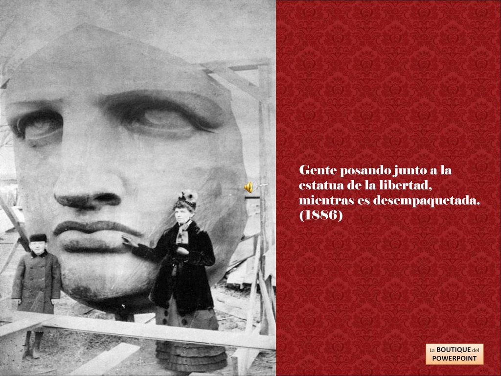Gente posando junto a la estatua de la libertad, mientras es desempaquetada. (1886)