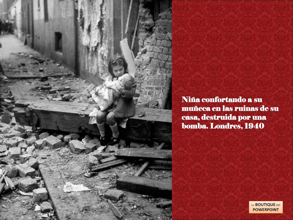 Niña confortando a su muñeca en las ruinas de su casa, destruida por una bomba. Londres, 1940