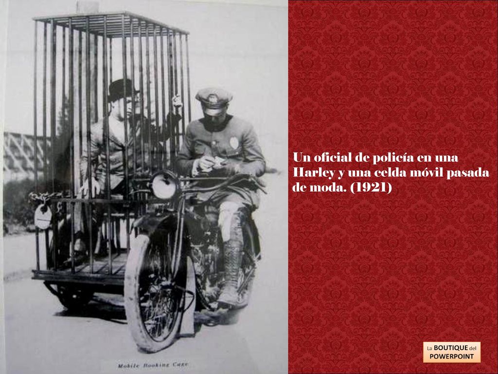Un oficial de policía en una Harley y una celda móvil pasada de moda