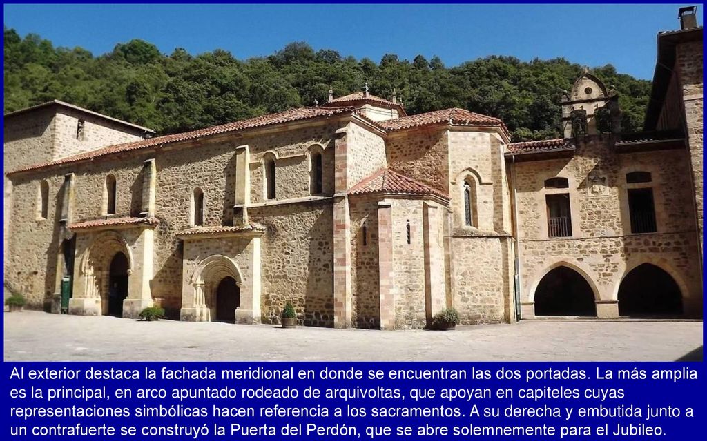 Al exterior destaca la fachada meridional en donde se encuentran las dos portadas.