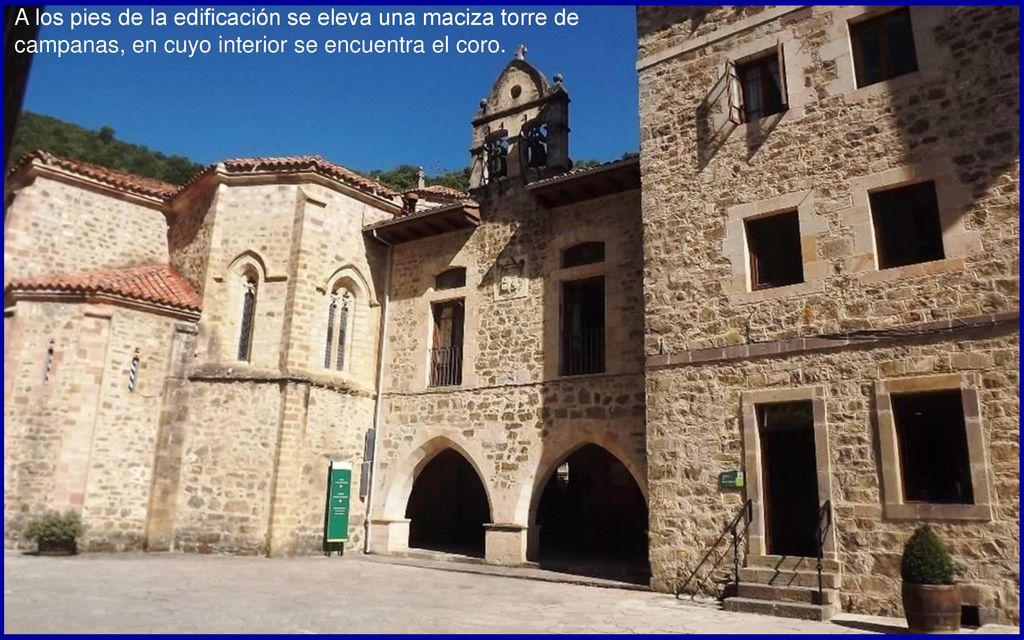 A los pies de la edificación se eleva una maciza torre de campanas, en cuyo interior se encuentra el coro.
