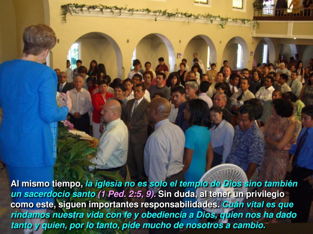 Al mismo tiempo, la iglesia no es solo el templo de Dios sino también un sacerdocio santo (1 Ped.