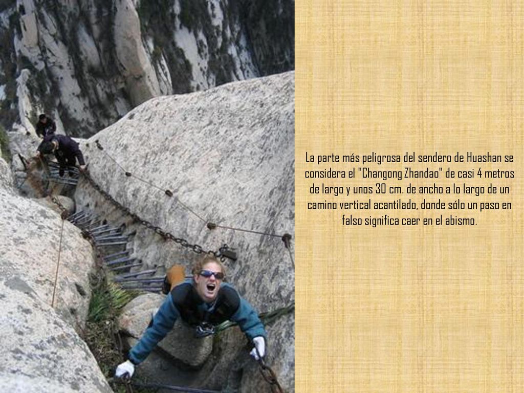 La parte más peligrosa del sendero de Huashan se considera el Changong Zhandao de casi 4 metros de largo y unos 30 cm.