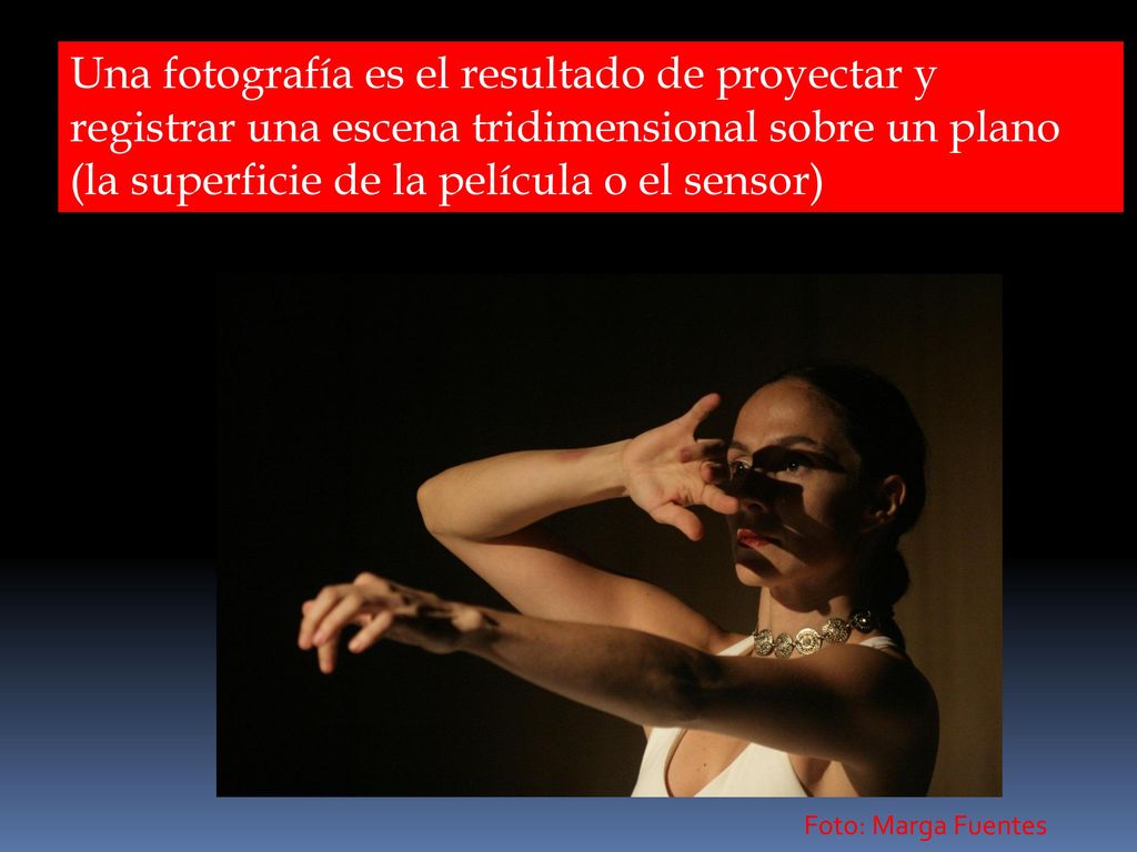 Una fotografía es el resultado de proyectar y registrar una escena tridimensional sobre un plano (la superficie de la película o el sensor)