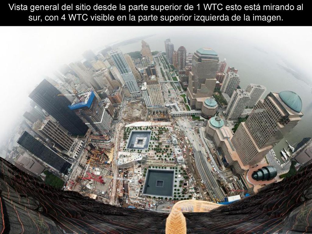 Vista general del sitio desde la parte superior de 1 WTC esto está mirando al sur, con 4 WTC visible en la parte superior izquierda de la imagen.