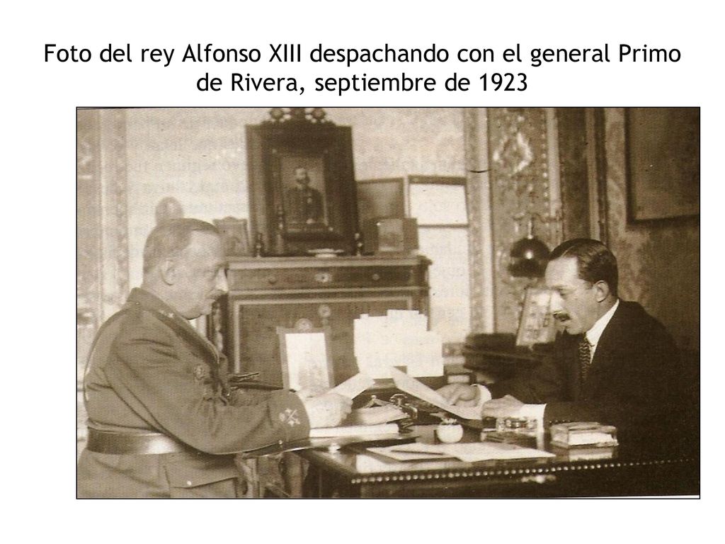 Foto del rey Alfonso XIII despachando con el general Primo de Rivera, septiembre de 1923