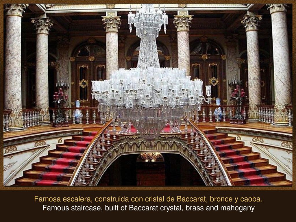 Famosa escalera, construida con cristal de Baccarat, bronce y caoba