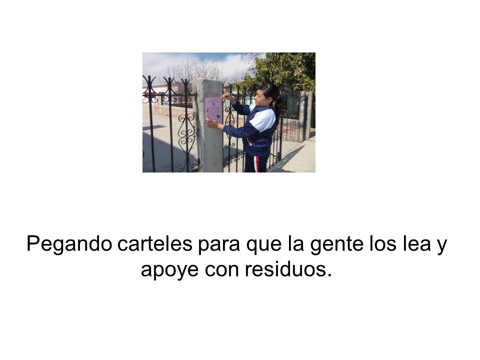 Pegando carteles para que la gente los lea y apoye con residuos.
