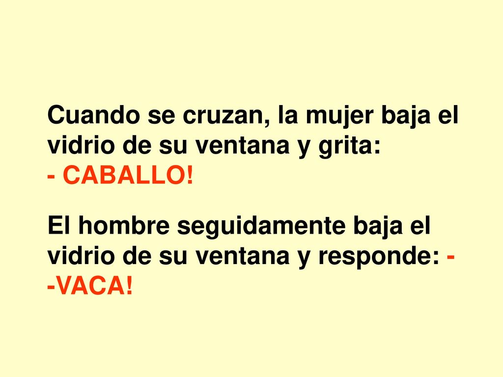 Cuando se cruzan, la mujer baja el vidrio de su ventana y grita: