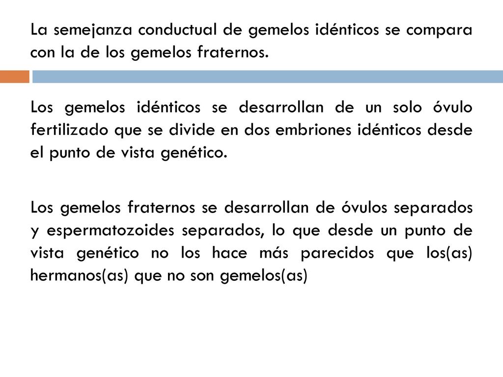La semejanza conductual de gemelos idénticos se compara con la de los gemelos fraternos.