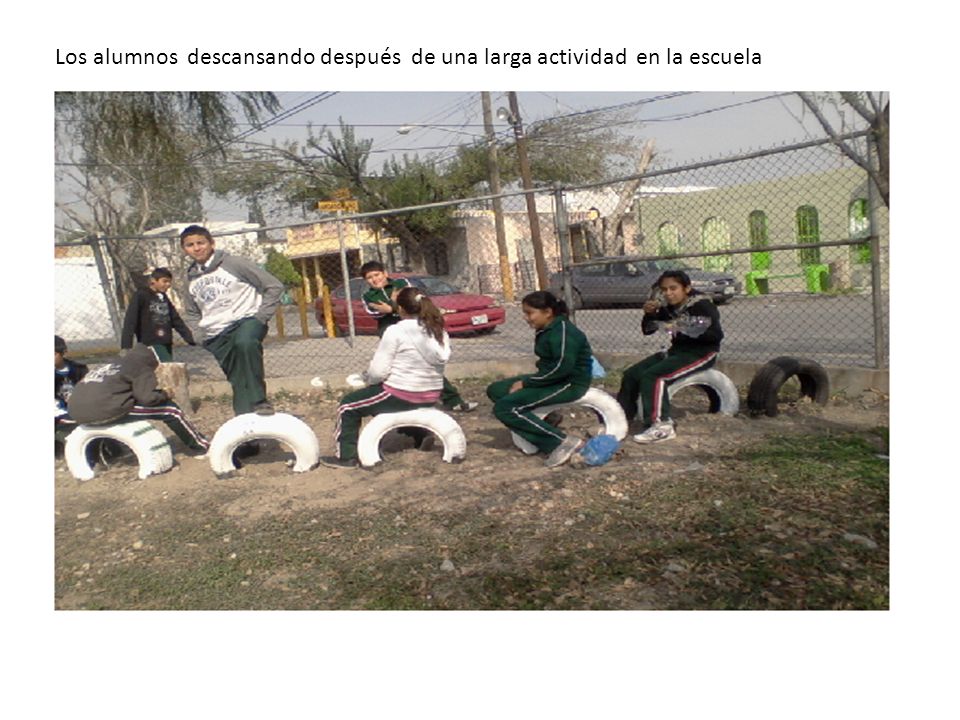 Los alumnos descansando después de una larga actividad en la escuela