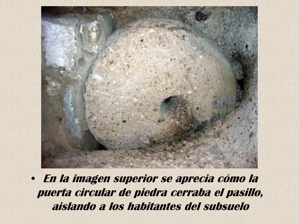 En la imagen superior se aprecia cómo la puerta circular de piedra cerraba el pasillo, aislando a los habitantes del subsuelo