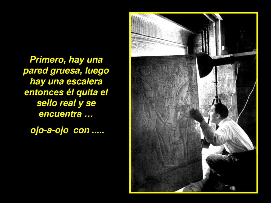 Primero, hay una pared gruesa, luego hay una escalera entonces él quita el sello real y se encuentra …