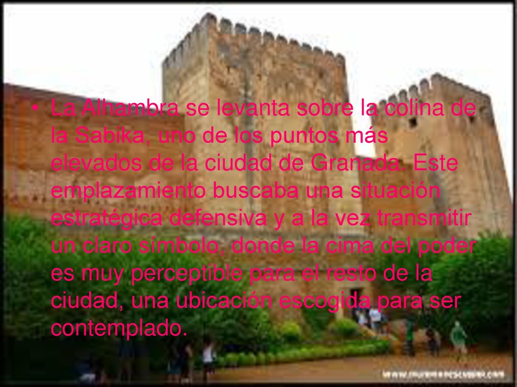 La Alhambra se levanta sobre la colina de la Sabika, uno de los puntos más elevados de la ciudad de Granada.