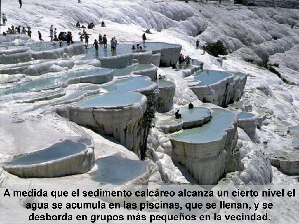 A medida que el sedimento calcáreo alcanza un cierto nivel el agua se acumula en las piscinas, que se llenan, y se desborda en grupos más pequeños en la vecindad.