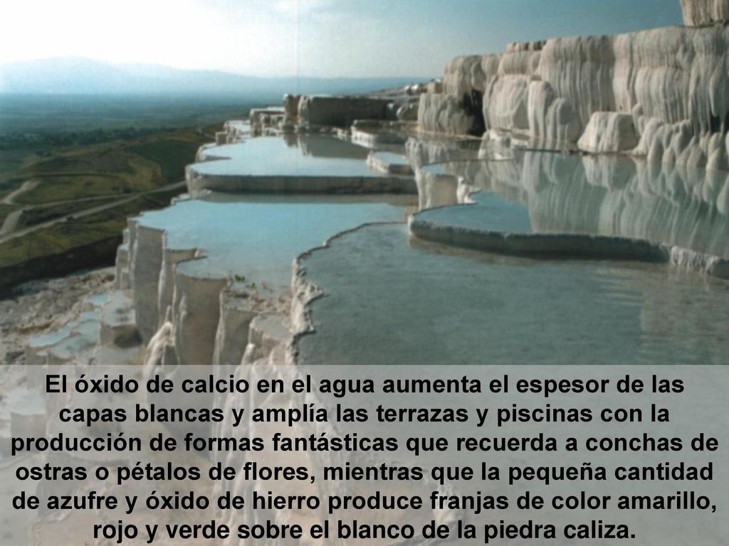 El óxido de calcio en el agua aumenta el espesor de las capas blancas y amplía las terrazas y piscinas con la producción de formas fantásticas que recuerda a conchas de ostras o pétalos de flores, mientras que la pequeña cantidad de azufre y óxido de hierro produce franjas de color amarillo, rojo y verde sobre el blanco de la piedra caliza.