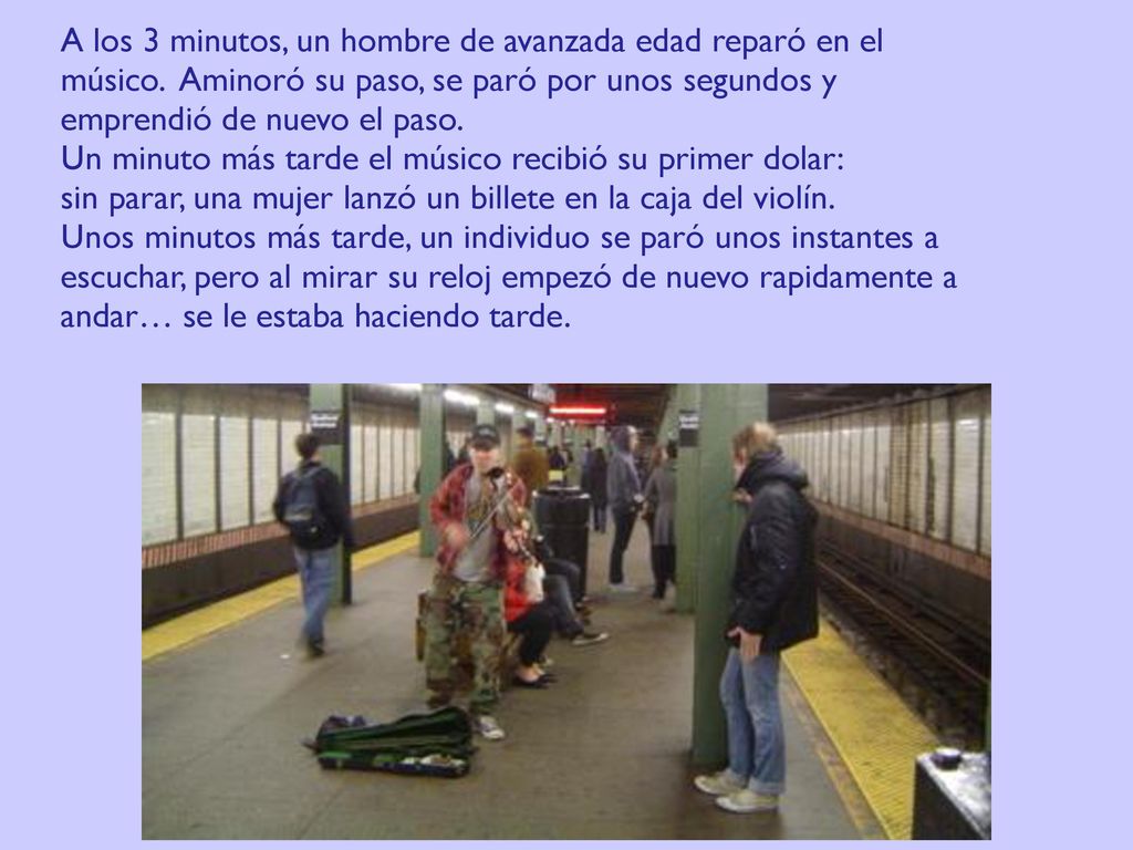 A los 3 minutos, un hombre de avanzada edad reparó en el músico