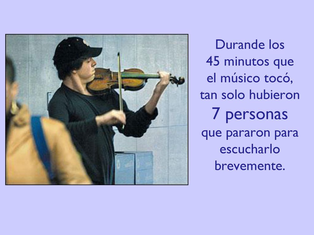 Durande los 45 minutos que el músico tocó, tan solo hubieron 7 personas que pararon para escucharlo brevemente.